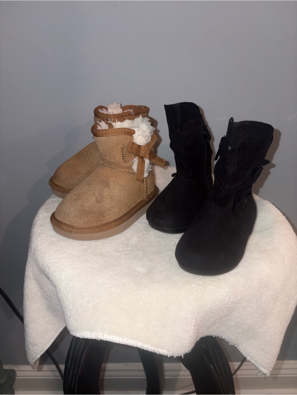 Pair of Cozy Suede toddler boots in Chestnut kookaburra by Ugg and Black sued